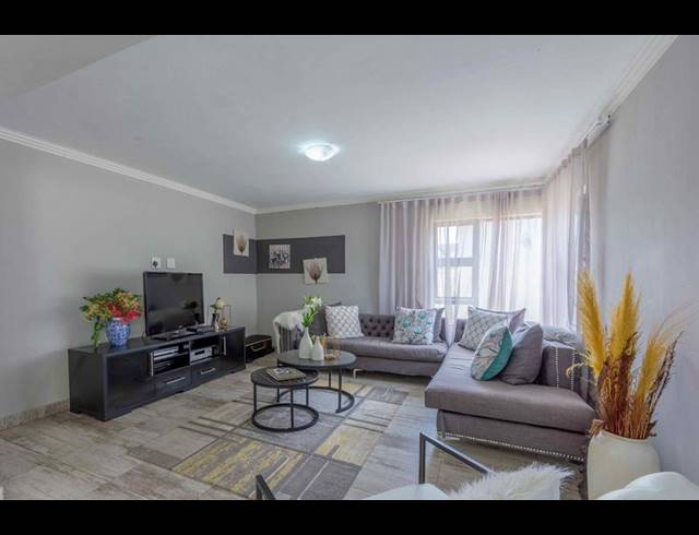 5 BEDROOM HOUSE FOR SALE IN COPPERLEAF ESTATE